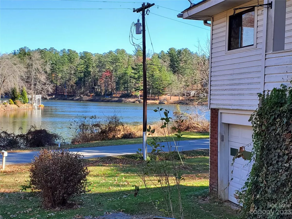 Hendersonville, NC 28739,713 Lakeside DR