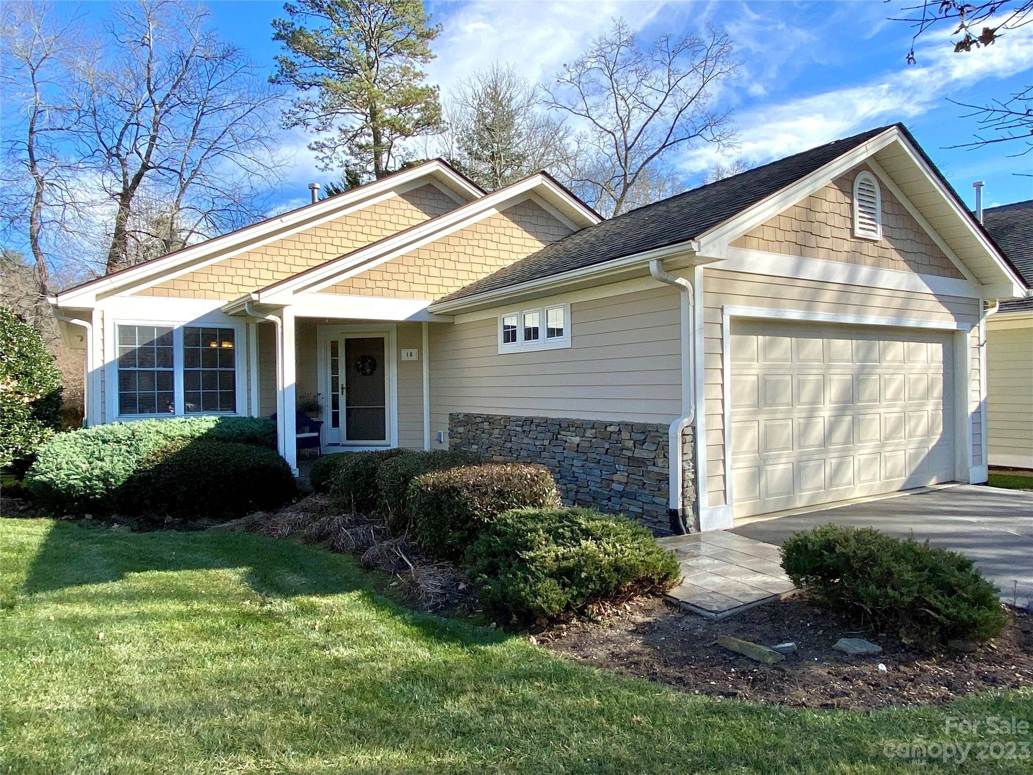 18 E Fairway View CT, Etowah, NC 28729