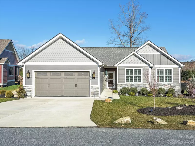 986 Blacksmith Run DR, Hendersonville, NC 28792