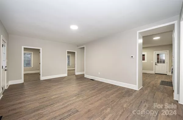 Lenoir, NC 28645,424 Main ST SW