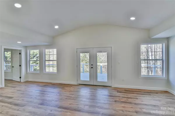 Fairview, NC 28730,37 Cougar Mountain RD