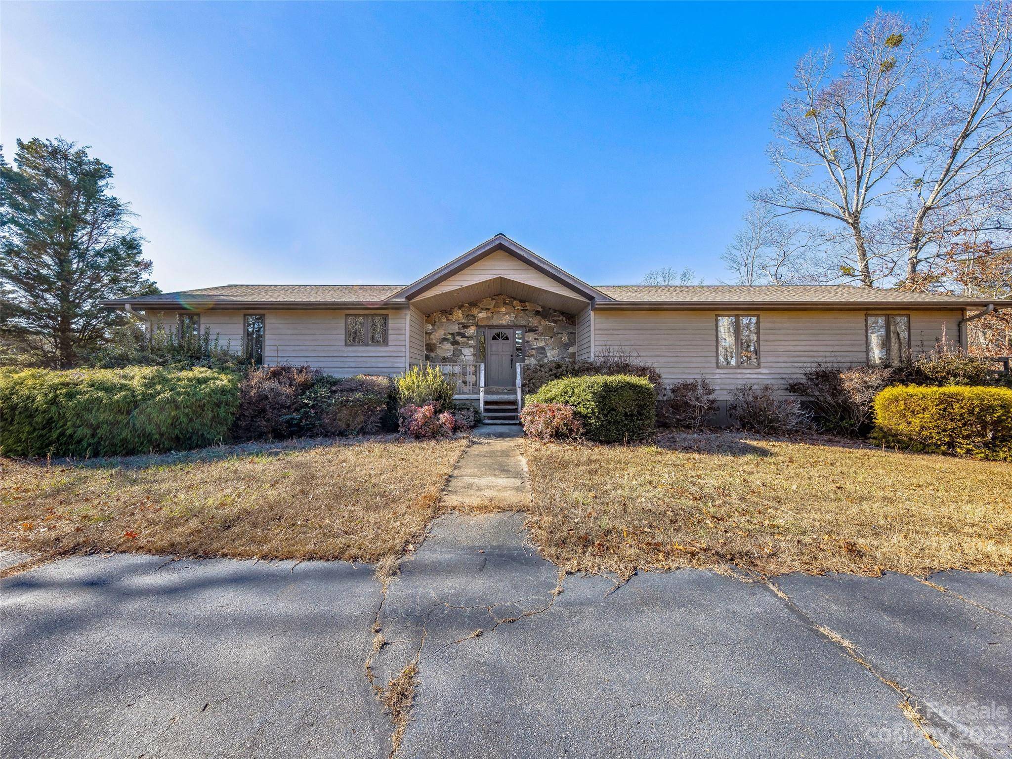 Tryon, NC 28782,101 White Oak LN