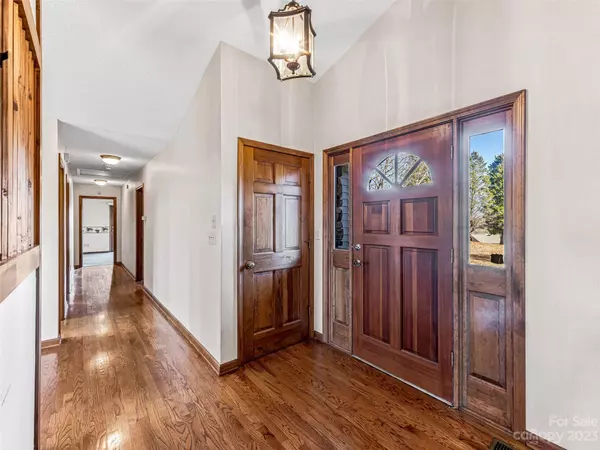 Tryon, NC 28782,101 White Oak LN