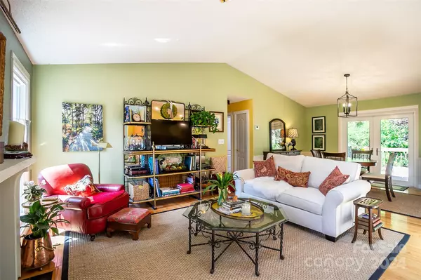 Arden, NC 28704,5 Lapsley LN