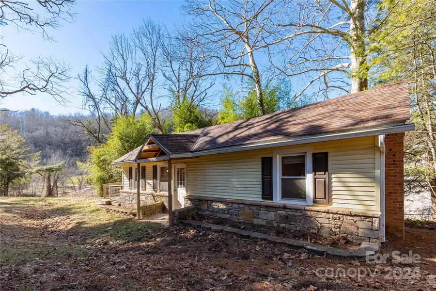 4 Merrill CIR, Fairview, NC 28730