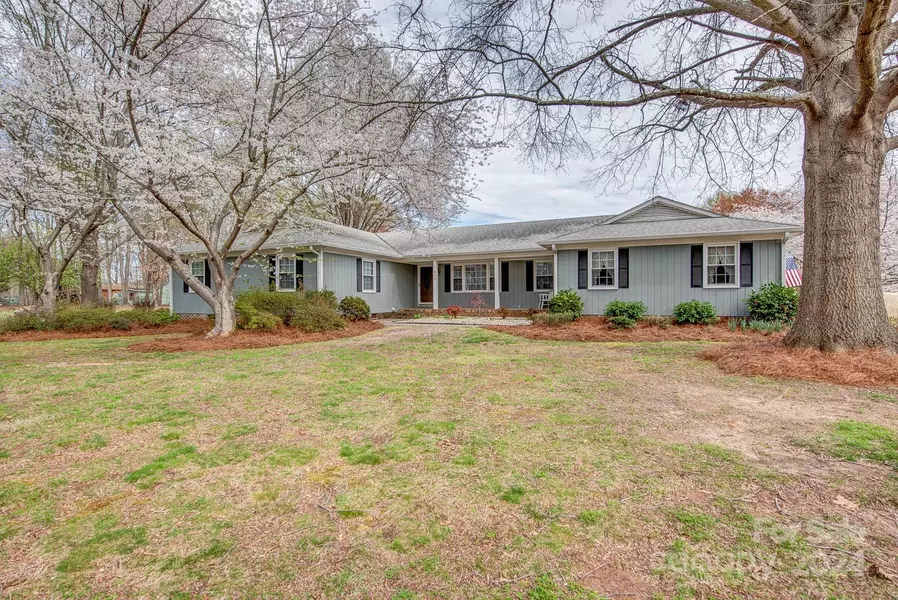 400 Woodbriar TRL, Gastonia, NC 28056