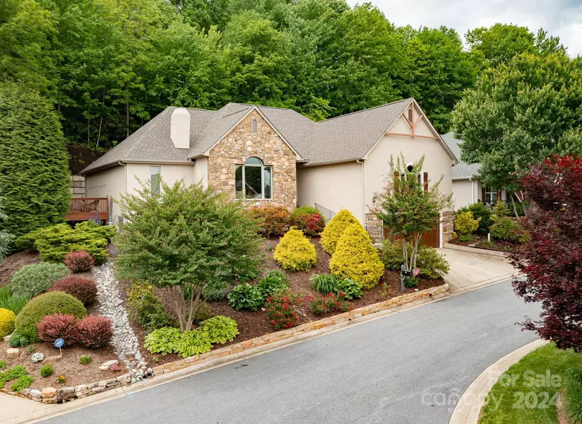 70 Carriage Highlands CT, Hendersonville, NC 28791