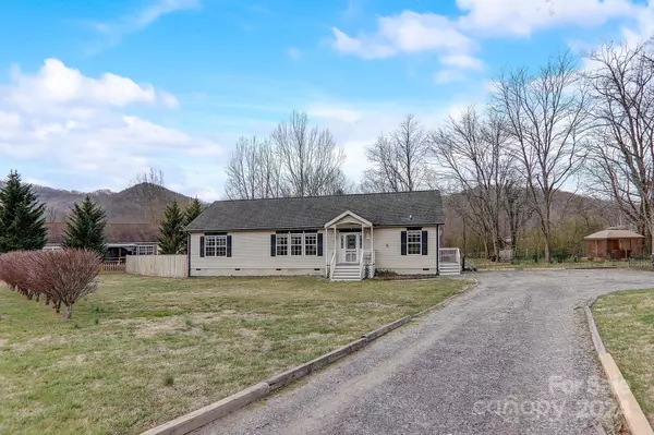 5 Bee Wood LN, Swannanoa, NC 28778