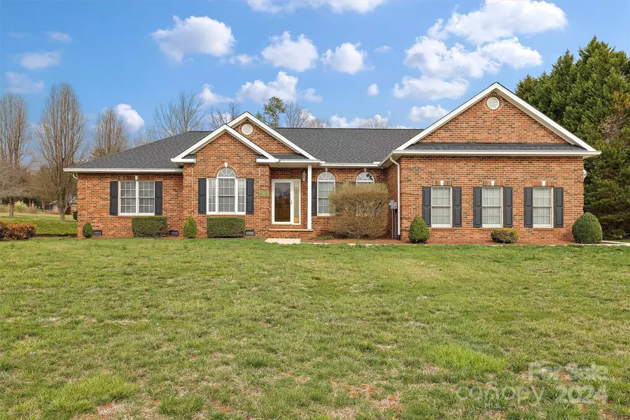 1164 Daisy LN, Hickory, NC 28602