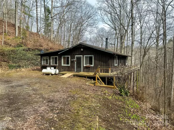 688 Enchanted Forest DR, Sylva, NC 28779