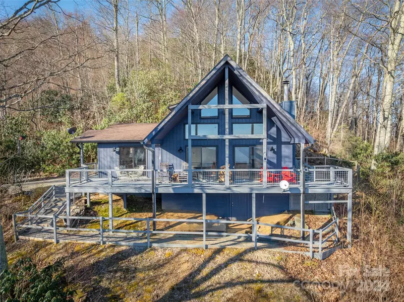 170 Blackbird LN, Maggie Valley, NC 28751