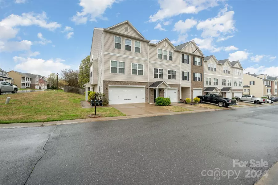 105 Langhorne DR, Mount Holly, NC 28120