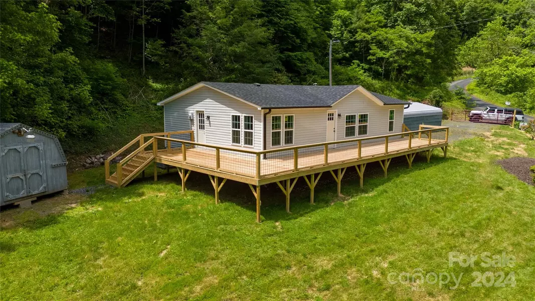 477 Renfro RD, Green Mountain, NC 28740