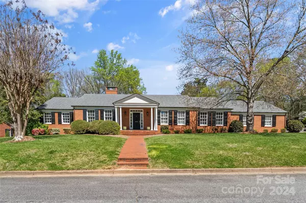 100 Kinwood ST, Morganton, NC 28655