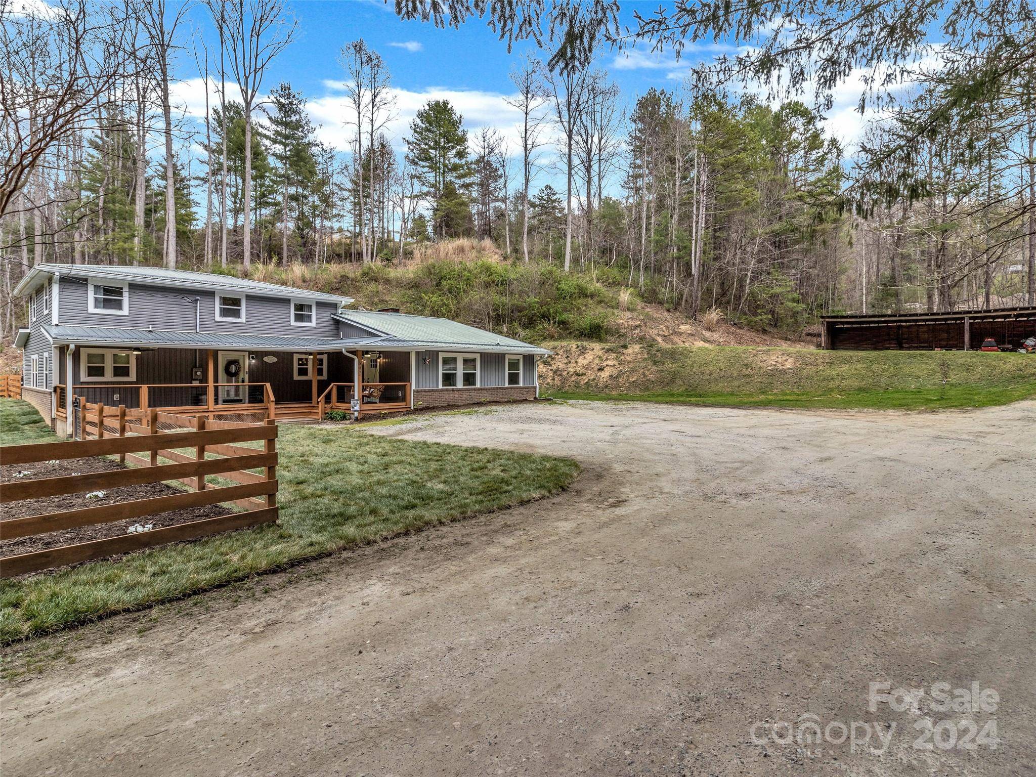 692 Felmet RD, Flat Rock, NC 28731