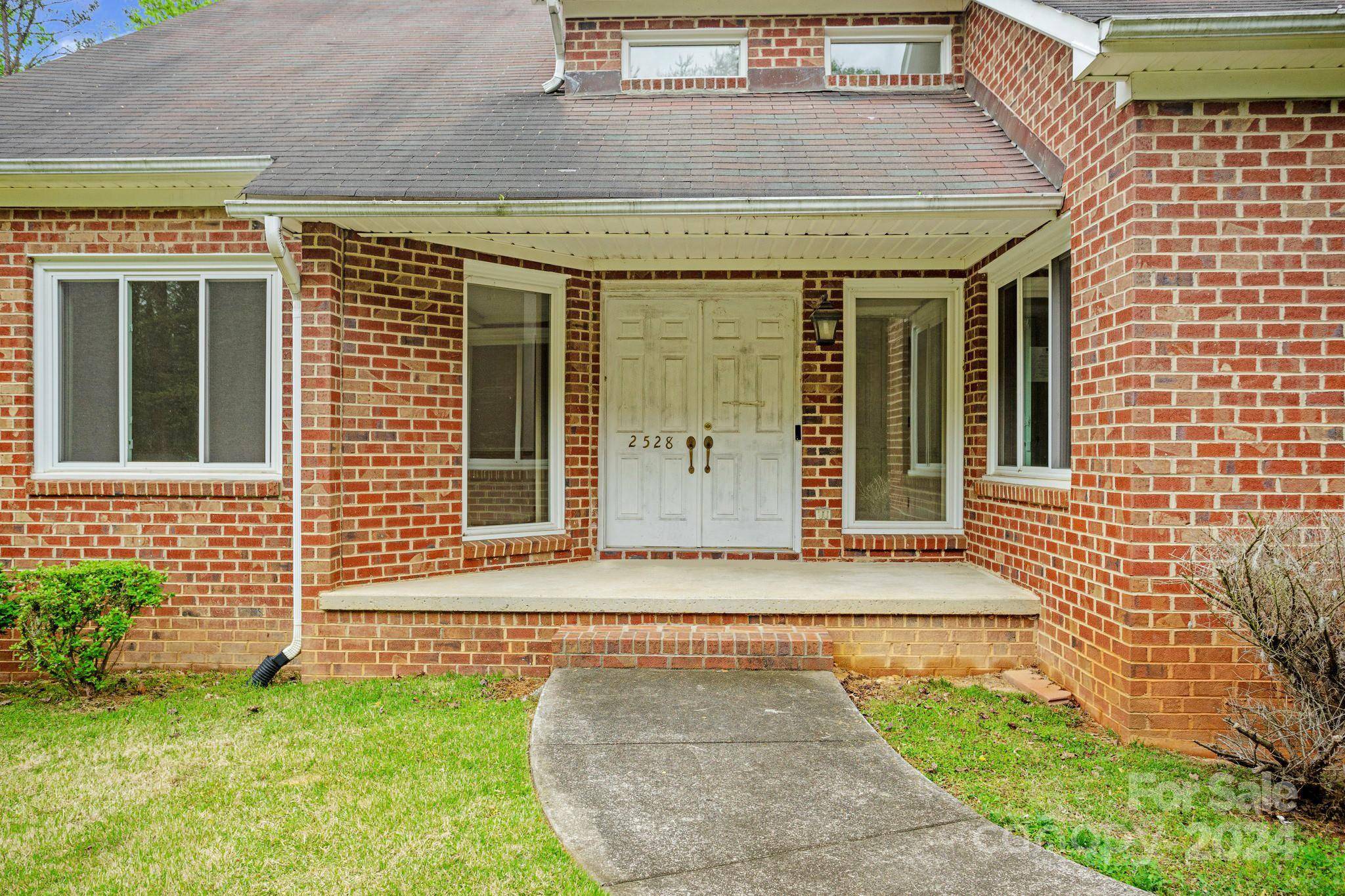 Winston Salem, NC 27101,2528 Treetop LN