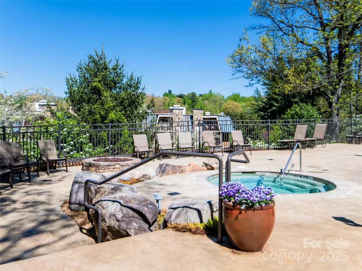 Asheville, NC 28803,118 Bowling Park RD