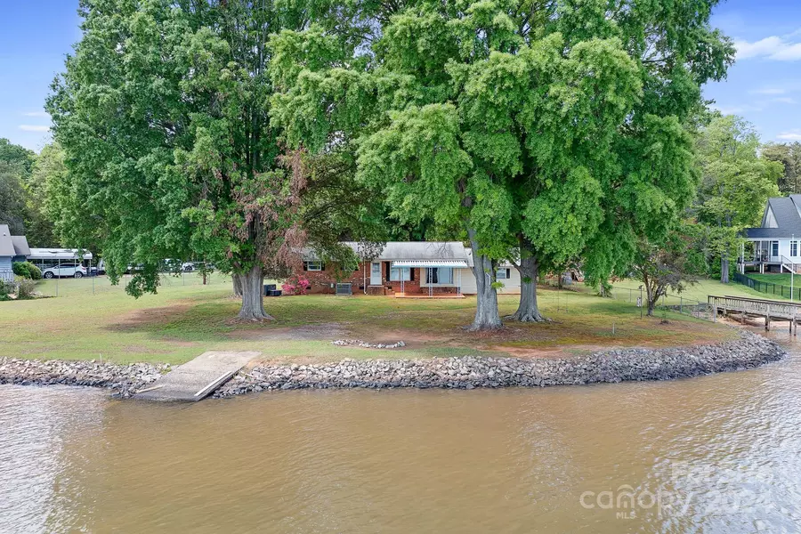 5040 Beachside PL, Sherrills Ford, NC 28673