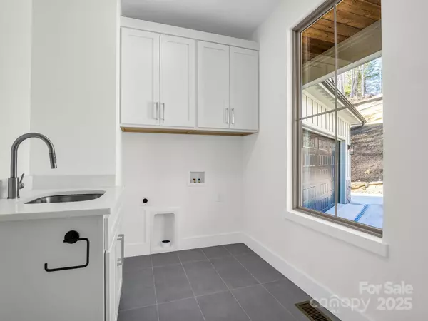 Hendersonville, NC 28791,113 Foxwood DR