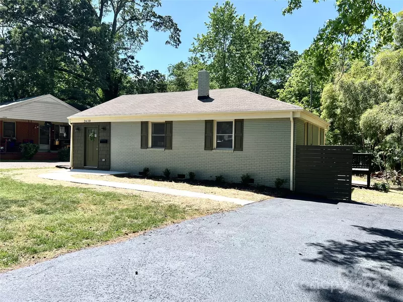 2638 Columbus CIR, Charlotte, NC 28208