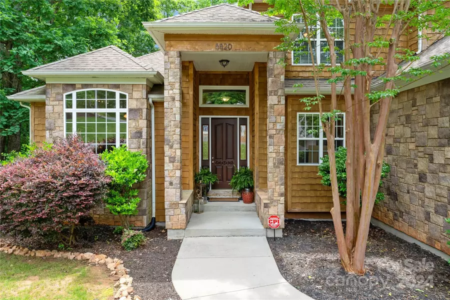 8820 Crosstimbers DR, Charlotte, NC 28215