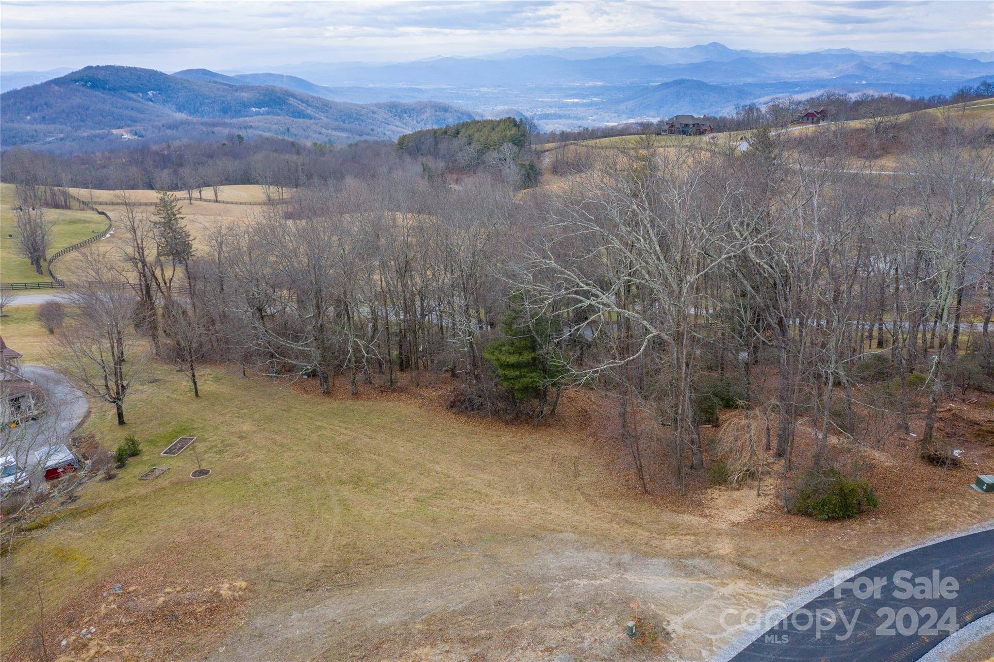 88 Autumn Ridge LN, Hendersonville, NC 28792