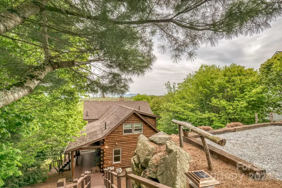 140 Blueberry LN E, Beech Mountain, NC 28604