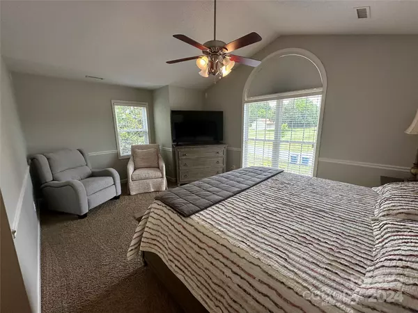Hickory, NC 28602,1833 Twin Ponds DR