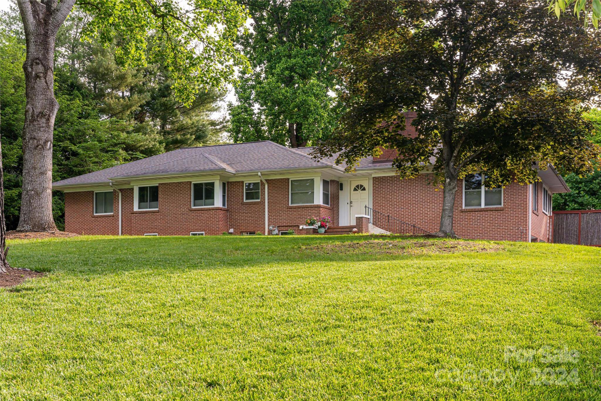55 Inglewood RD, Asheville, NC 28804