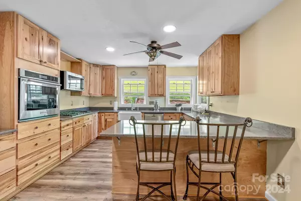 Mars Hill, NC 28754,38 Cash Phillips DR