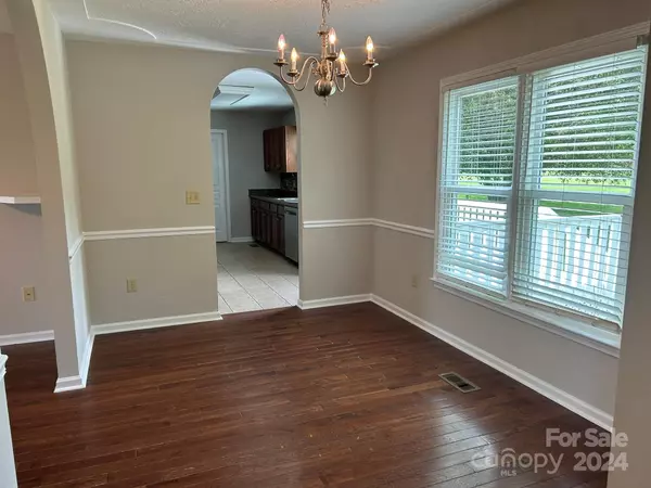 Hickory, NC 28602,1676 Berkshire DR