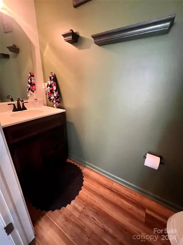 Landis, NC 28088,204 English Oak LN