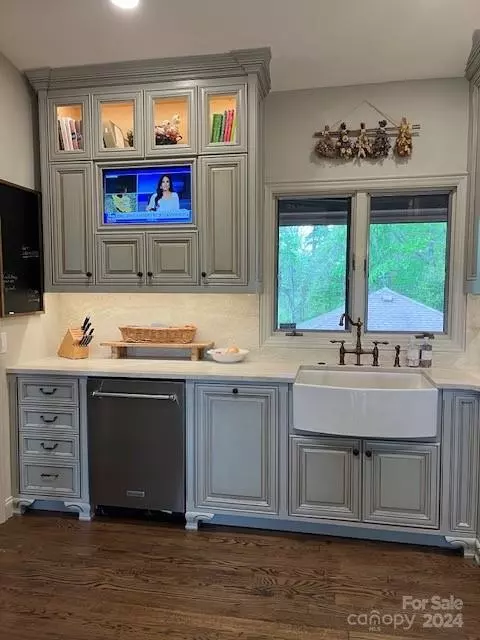 Hendersonville, NC 28739,100 Bent Tree DR #4