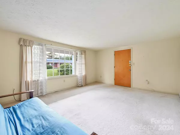 Hendersonville, NC 28792,55 Brookside DR #33