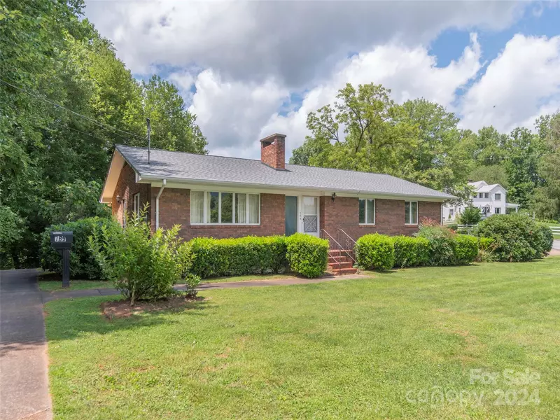 769 Country Club DR, Waynesville, NC 28786