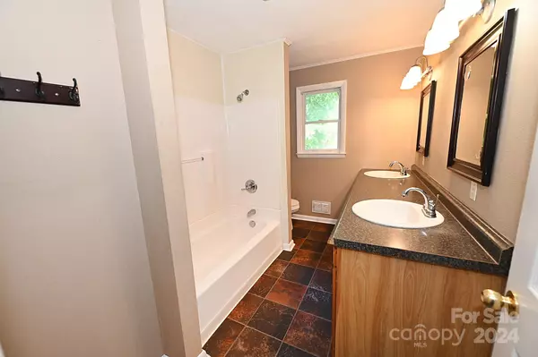 2130 14th Avenue DR NE Hickory, NC 28601