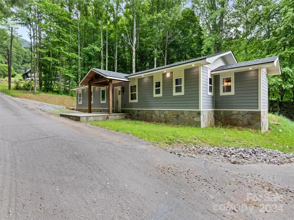 15 Dutch Apple LN, Waynesville, NC 28786