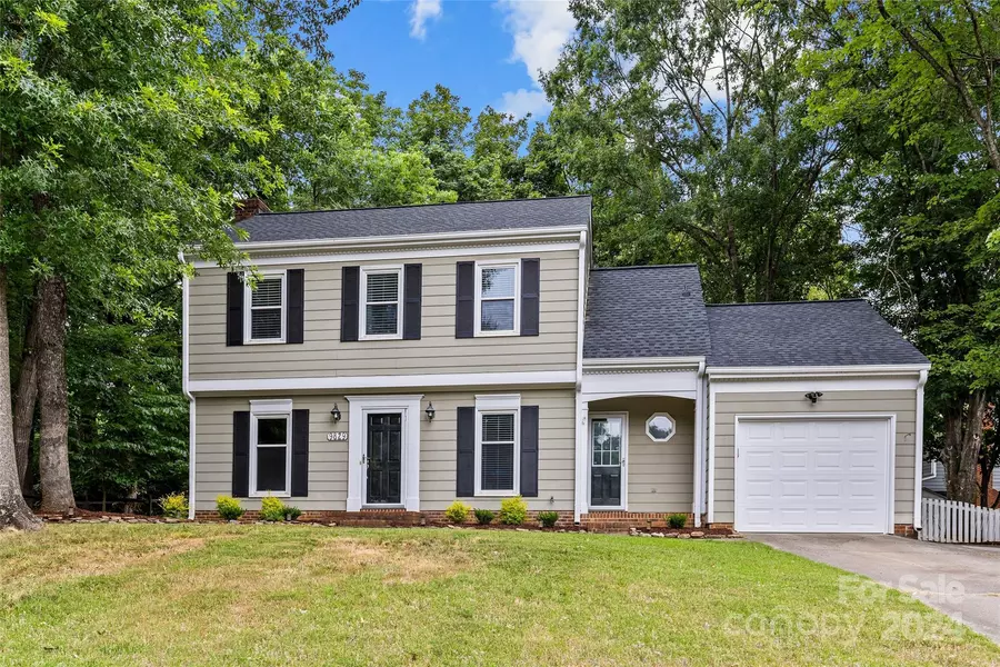 9829 Deer Spring LN, Charlotte, NC 28210