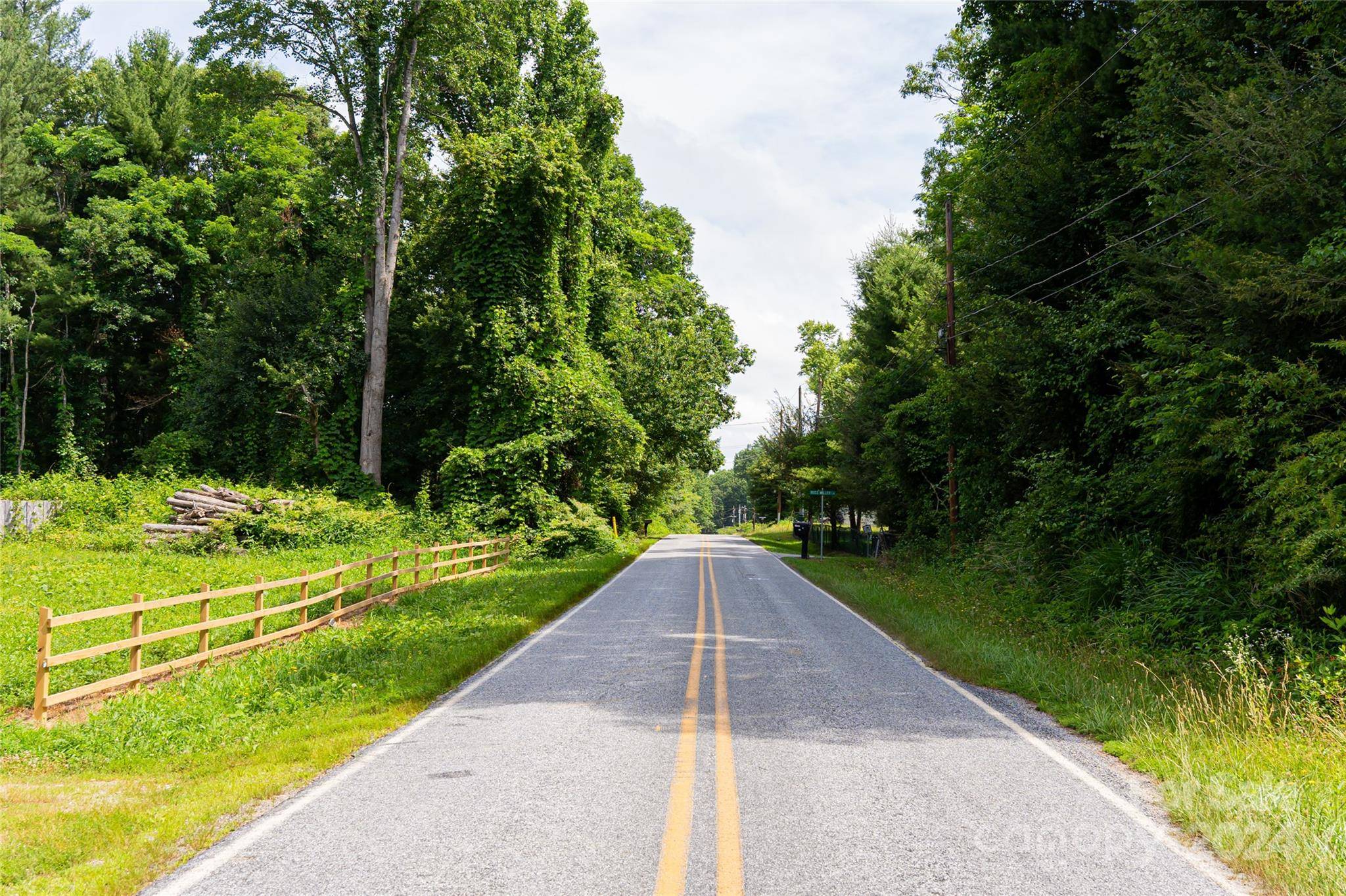 East Flat Rock, NC 28726,310 Mine Gap RD