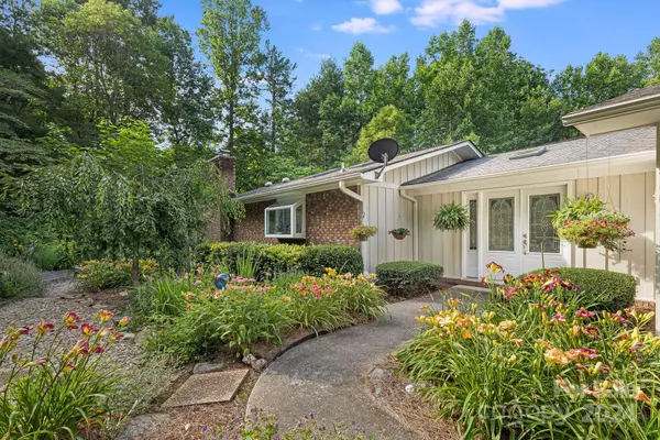233 Raintree DR, Hendersonville, NC 28791