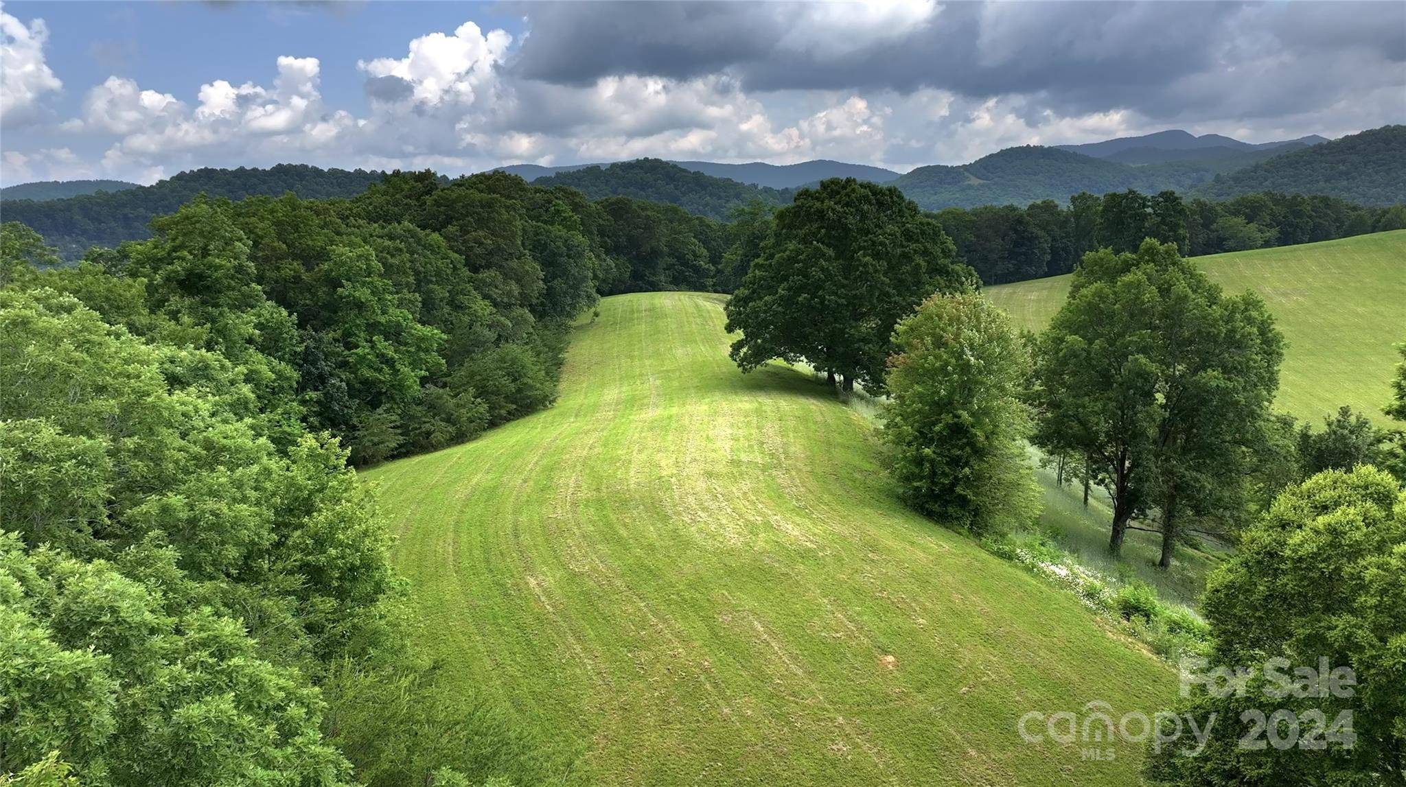 472 Grays Ridge RD, Tuckasegee, NC 28783