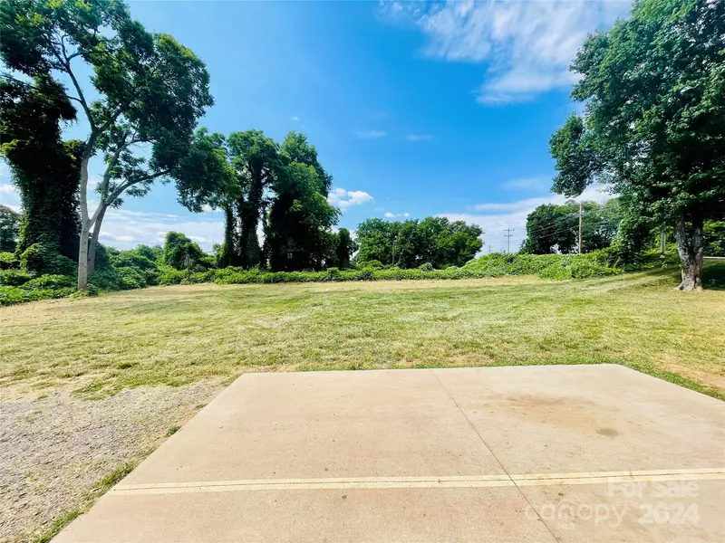 689 S Elm ST, Statesville, NC 28677