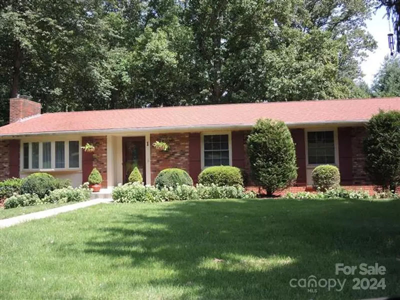 1 Fawn DR, Asheville, NC 28803