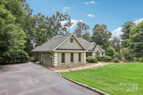 Hendersonville, NC 28739,2 Thornapple DR