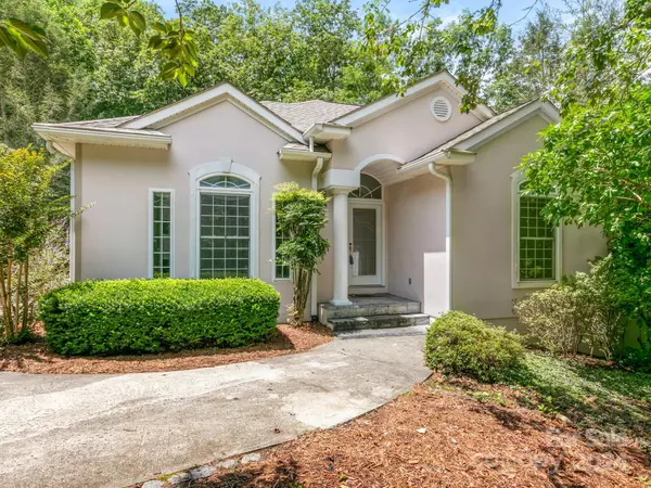 307 Shadecrest LN, Mills River, NC 28759