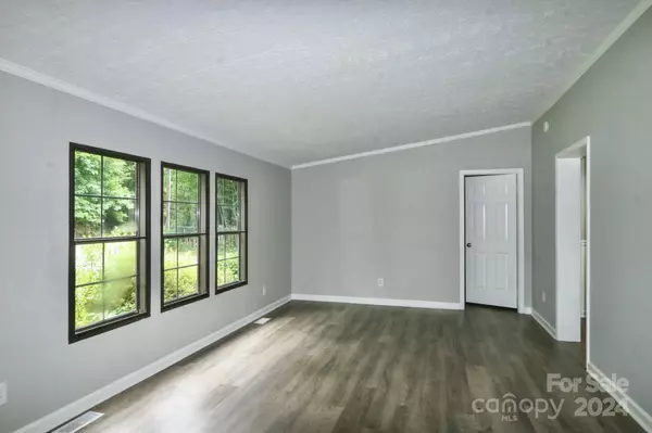 Winston Salem, NC 27106,5747 Tomahawk RD