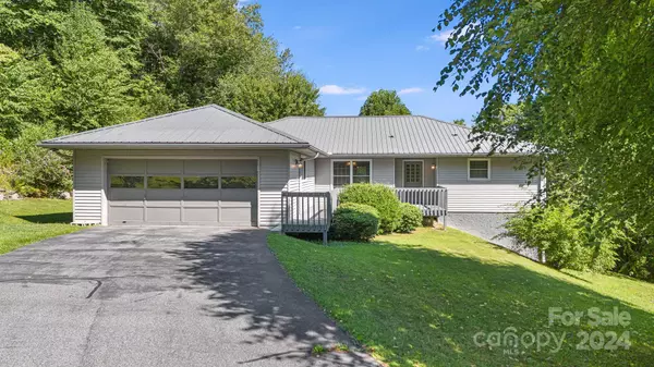 30 Hubbard CIR, Penrose, NC 28766