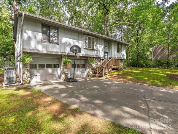 20 S Wildwood LN, Fletcher, NC 28732