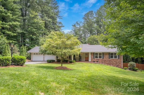 28 Ravenswood RD, Flat Rock, NC 28731