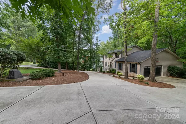 Charlotte, NC 28270,5610 Camelot DR